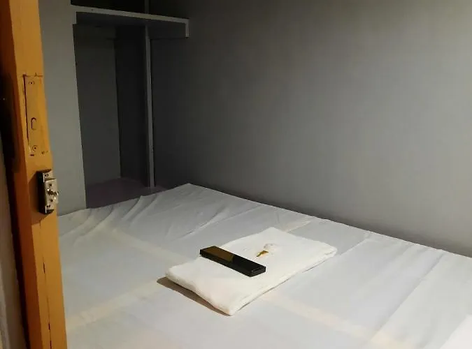 Budget Transient Capsule Makati Near Ayala And Buendia Apartment Manila