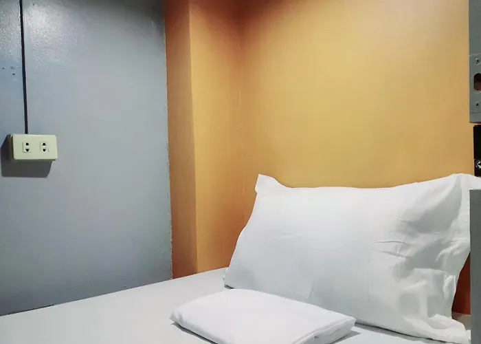 Budget Transient Capsule Makati Near Ayala And Buendia